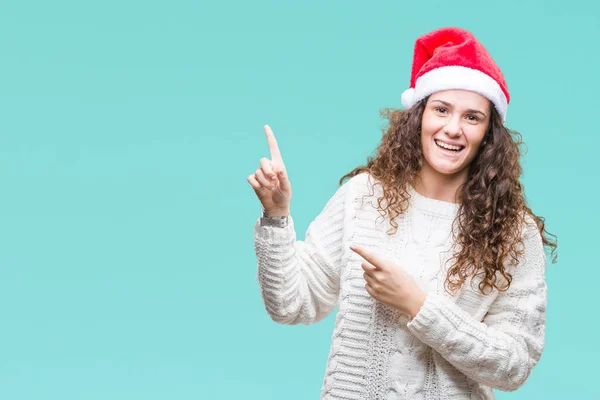 Chica Morena Joven Con Sombrero Navidad Sobre Fondo Aislado Sonriendo — Foto de Stock