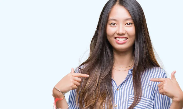 Νεαρά Ασιατικές Γυναίκα Πέρα Από Απομονωμένο Υπόβαθρο Αναζητούν Αυτοπεποίθηση Χαμόγελο — Φωτογραφία Αρχείου