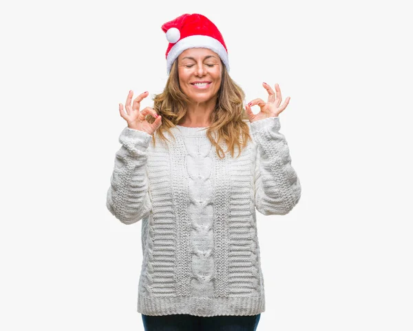 Mulher Hispânica Meia Idade Usando Chapéu Natal Sobre Fundo Isolado — Fotografia de Stock