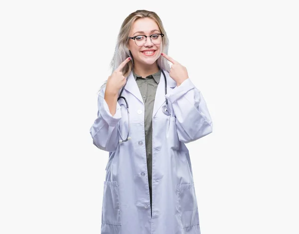 Ung Blond Läkare Kvinna Över Isolerade Bakgrund Leende Självsäker Visar — Stockfoto