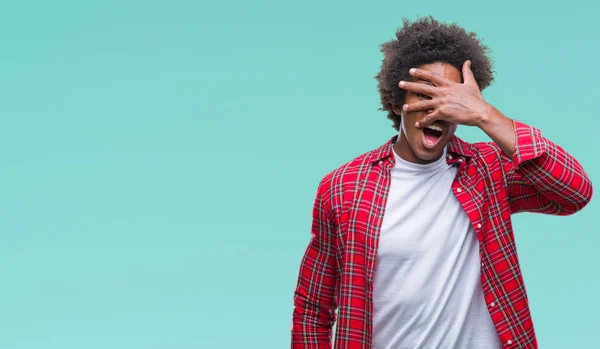 Homem Afro Americano Sobre Fundo Isolado Espreitando Choque Cobrindo Rosto — Fotografia de Stock