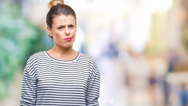 Ung Vacker Kvinna Casual Ränder Tröja Över Isolerade Bakgrund Skeptiker — Stockfoto