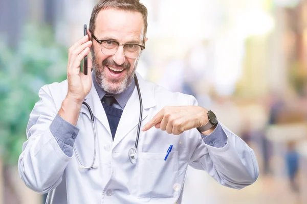 Μέση Ηλικία Άνθρωπος Ανώτερος Γιατρός Γηραιός Μιλώντας Στο Smartphone Πέρα — Φωτογραφία Αρχείου