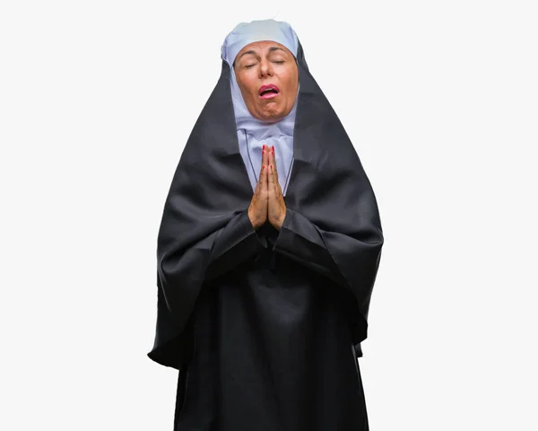 Старшая Христианская Католичка Среднего Возраста Изолированном Фоне Умоляя Молясь Руками — стоковое фото