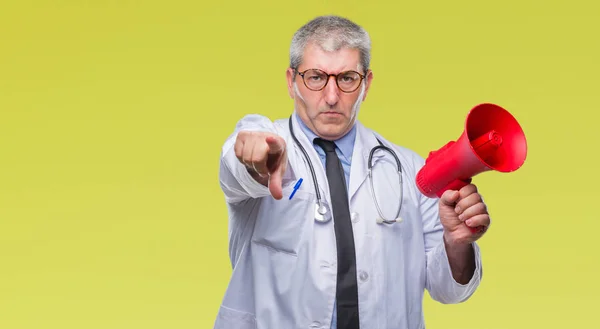 Bonito Médico Sênior Homem Gritando Através Megafone Sobre Fundo Isolado — Fotografia de Stock