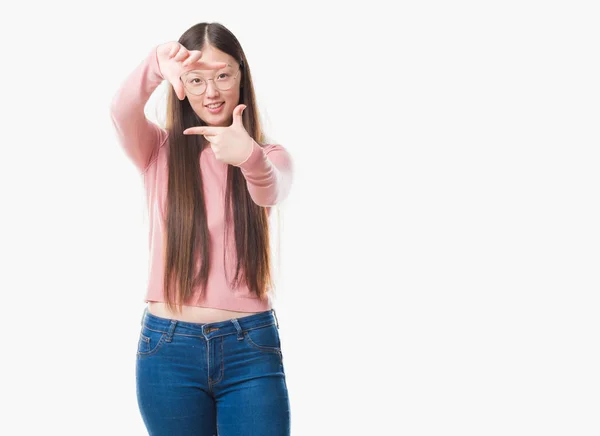 Молода Китайська Жінка Над Ізольованих Фону Окулярах Посміхаючись Прийняття Кадру — стокове фото