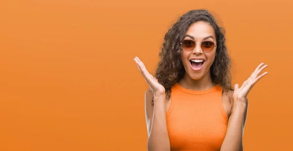 Mujer Hispana Joven Vistiendo Traje Verano Muy Feliz Emocionada Expresión — Foto de Stock