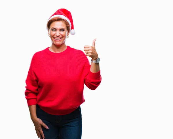 活跃的高级高加索红发妇女戴着圣诞帽在孤立的背景做快乐的大拇指与手的手势 通过显示成功来批准镜头的表达 — 图库照片