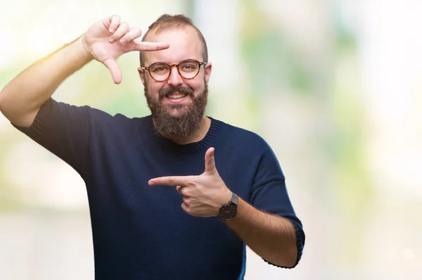 Jonge Kaukasische Hipster Man Dragen Van Een Zonnebril Geïsoleerde Achtergrond — Stockfoto