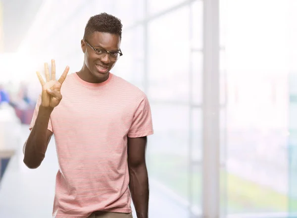 Jovem Afro Americano Vestindo Camiseta Rosa Mostrando Apontando Para Cima — Fotografia de Stock