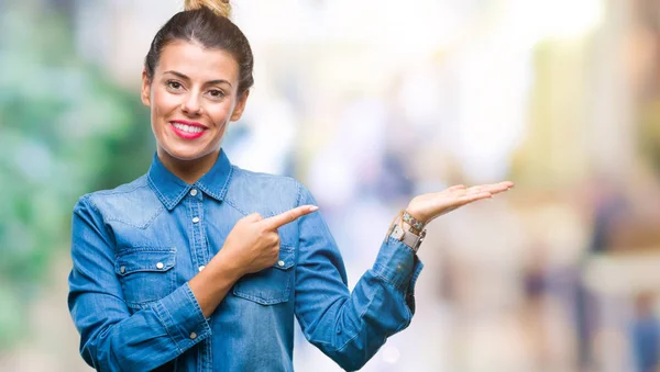 Jovem Bela Mulher Sobre Fundo Isolado Espantado Sorrindo Para Câmera — Fotografia de Stock