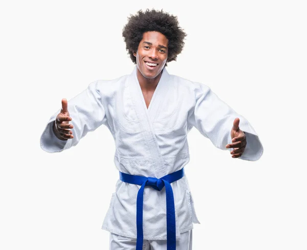 Afro Amerikansk Man Bär Karate Kimono Över Isolerade Bakgrunden Tittar — Stockfoto