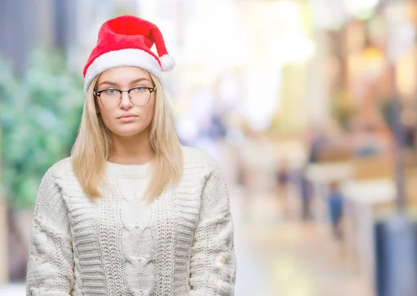 Junge Kaukasische Frau Mit Weihnachtsmütze Vor Isoliertem Hintergrund Mit Ernstem — Stockfoto