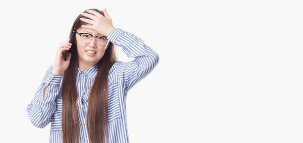 Unga Kinesiska Kvinnan Över Isolerade Bakgrund Tala Telefon Stressad Med — Stockfoto