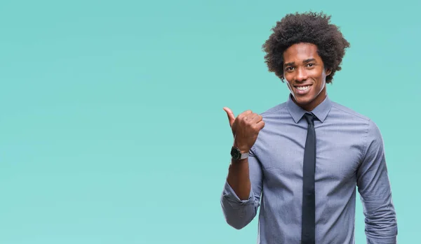 美国黑人的商业男子在孤立的背景微笑着快乐的脸 并指向侧面与拇指向上 — 图库照片