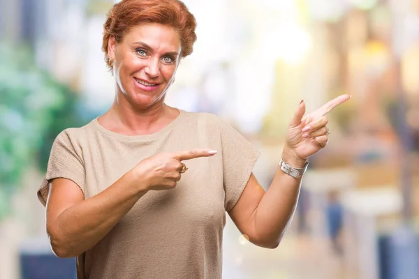 Atrractive Üst Düzey Beyaz Kızıl Saçlı Kadın Gülümseyerek Iki Elleri — Stok fotoğraf