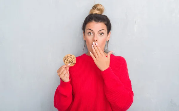 Joven Mujer Adulta Sobre Gris Grunge Pared Comer Chocolate Chip —  Fotos de Stock