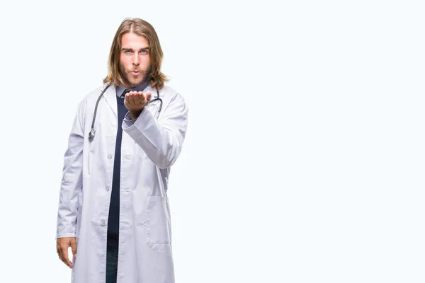 Młody Przystojny Lekarz Mężczyzna Długimi Włosami Białym Tle Patrząc Kamery — Zdjęcie stockowe