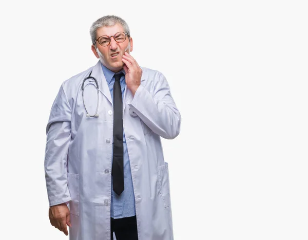 Όμορφος Ανώτερος Γιατρός Άνθρωπος Πέρα Από Απομονωμένο Υπόβαθρο Αγγίζοντας Στόμα — Φωτογραφία Αρχείου