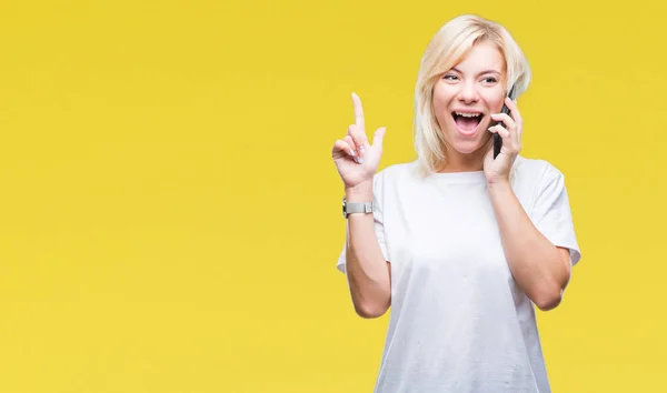 Joven Hermosa Mujer Rubia Llamando Hablando Teléfono Inteligente Sobre Fondo — Foto de Stock