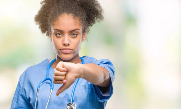 Junge Afroamerikanische Ärztin Mit Isoliertem Hintergrund Die Unglücklich Und Wütend — Stockfoto