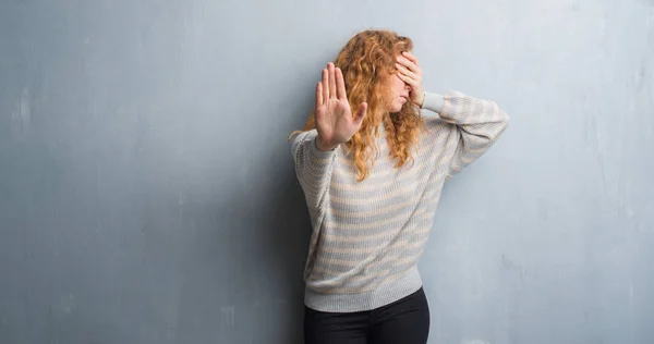 Junge Rothaarige Frau Über Grauer Grunge Wand Die Die Augen — Stockfoto