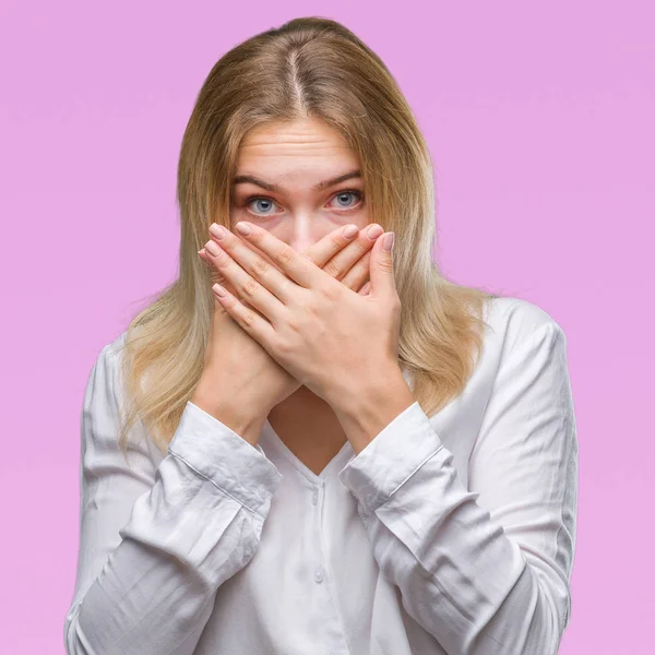 Unga Kaukasiska Kvinna Över Isolerade Bakgrund Chockad Som Täcker Munnen — Stockfoto