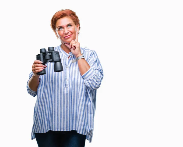 Senior Kaukasische Frau Blickt Durch Ferngläser Über Isolierten Hintergrund Ernstes — Stockfoto