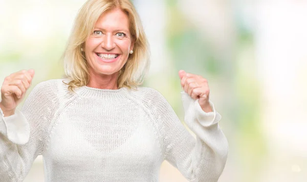 Medelålders Blond Kvinna Vinter Tröja Isolerade Bakgrund Mycket Glad Och — Stockfoto