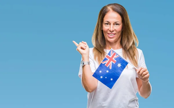 Mujer Hispana Mediana Edad Sosteniendo Bandera Australia Sobre Fondo Aislado — Foto de Stock