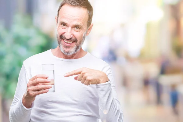 Mezzo Età Hoary Senior Uomo Bere Bicchiere Acqua Sfondo Isolato — Foto Stock