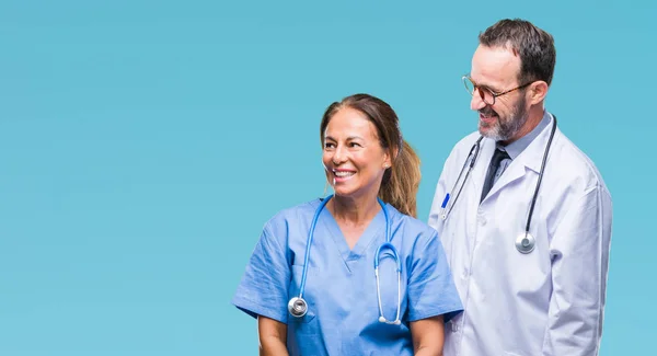 Médicos Hispanos Mediana Edad Parejas Con Uniforme Médico Sobre Fondo — Foto de Stock