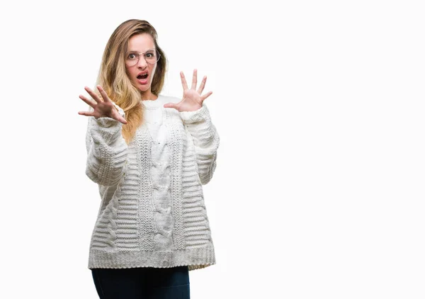 Giovane Bella Donna Bionda Indossa Maglione Invernale Occhiali Sole Sfondo — Foto Stock