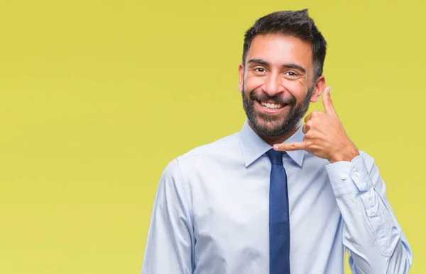 Дорослий Іспаномовний Бізнесмен Над Ізольованим Тлом Посміхається Робити Телефонний Жест — стокове фото
