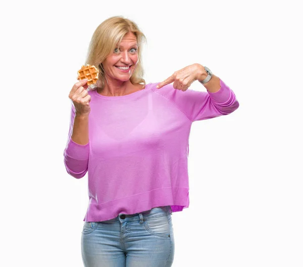 Średnim Wieku Kobieta Blonde Jedzenia Słodki Wafel Białym Tle Niespodzianka — Zdjęcie stockowe