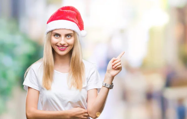 사이드 카메라 손가락으로 가리키는 얼굴에 미소와 금발의 크리스마스 — 스톡 사진
