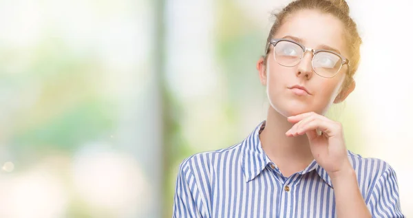 Ung Blond Affärskvinna Med Hand Hakan Funderar Frågan Fundersam Uttryck — Stockfoto