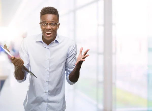 Jonge Afro Amerikaanse Man Die Een Clipboarad Erg Blij Opgewonden — Stockfoto