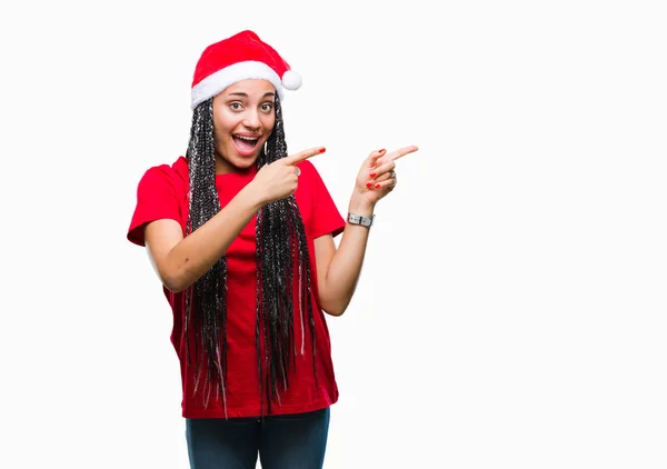 Joven Chica Afroamericana Trenzada Con Sombrero Navidad Sobre Fondo Aislado — Foto de Stock