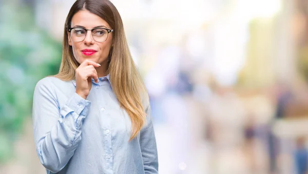 Jovem Mulher Negócios Bonita Usando Óculos Sobre Fundo Isolado Olhando — Fotografia de Stock