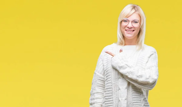 Joven Mujer Rubia Hermosa Con Suéter Invierno Gafas Sobre Fondo — Foto de Stock