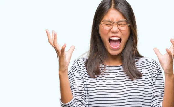 若いアジア女性にメガネをかけて背景クレイジーを分離し 怒って叫んで 叫んで積極的な表現と腕を上げます 欲求不満のコンセプト — ストック写真