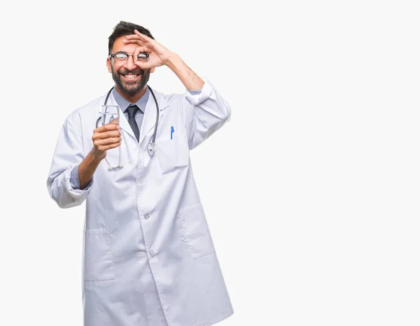 Adulto Ispanico Medico Uomo Bere Bicchiere Acqua Sfondo Isolato Con — Foto Stock