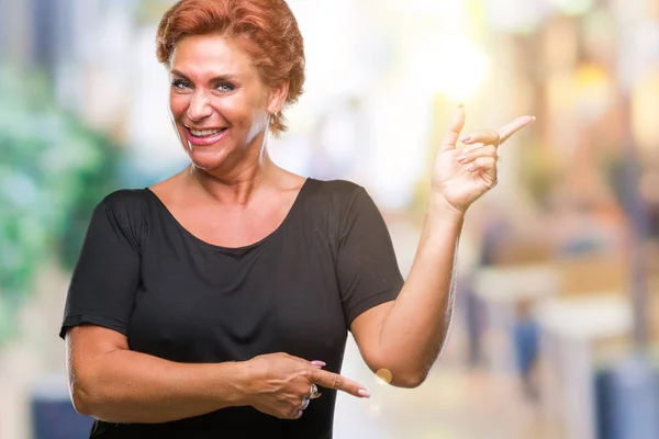 Atrraktiv Eldre Rødhåret Kvinne Isolert Bakgrunn Med Stort Smil Ansiktet – stockfoto