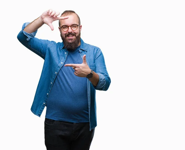 Joven Hombre Hipster Caucásico Con Gafas Sobre Fondo Aislado Sonriendo — Foto de Stock