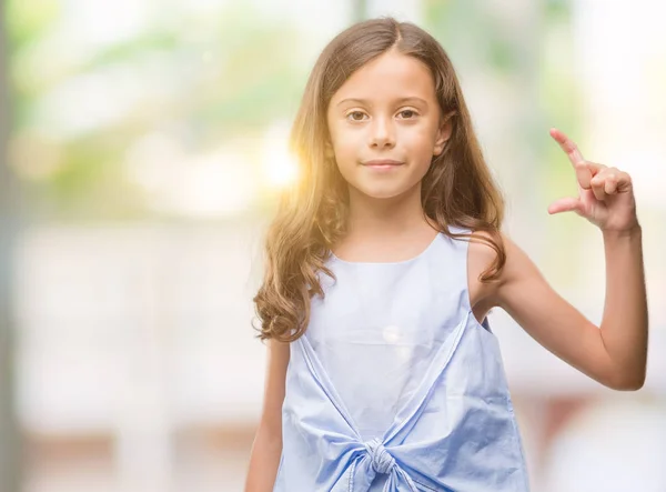 Brünettes Hispanisches Mädchen Lächelt Und Gestikuliert Selbstbewusst Mit Der Hand — Stockfoto