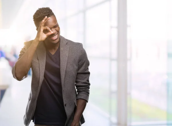 Unga Afroamerikanska Man Klädd Jacka Med Glada Ansikte Leende Gör — Stockfoto