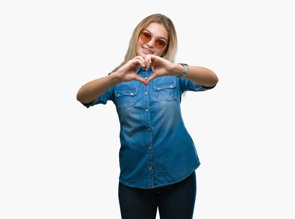 年轻的白种女人戴墨镜在孤立的背景微笑的爱显示心脏符号和形状用手 浪漫概念 — 图库照片