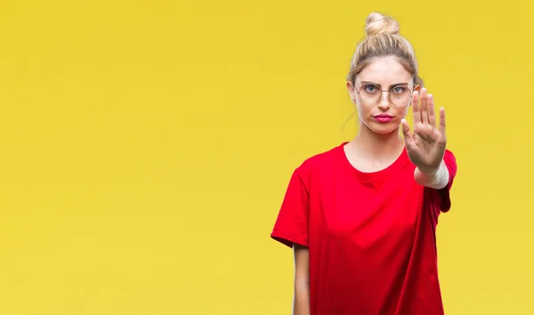 Jovem Bela Mulher Loira Vestindo Camiseta Vermelha Óculos Sobre Fundo — Fotografia de Stock