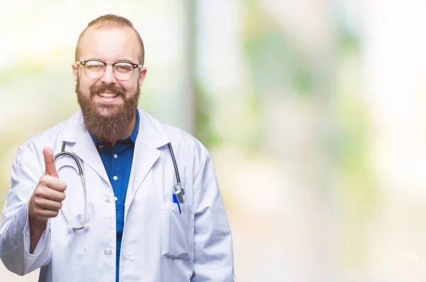 Νεαρός Γιατρός Καυκάσιος Άνθρωπος Φορώντας Ιατρική Άσπρο Παλτό Πέρα Από — Φωτογραφία Αρχείου